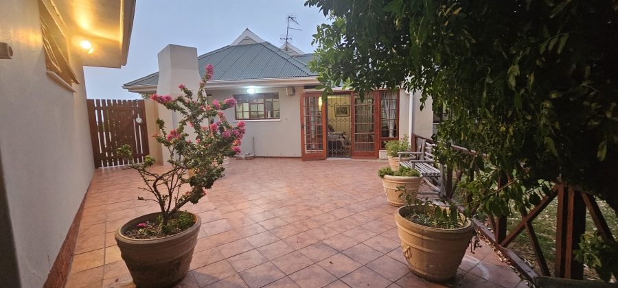 3 Bedroom Property for Sale in Middedorp Western Cape